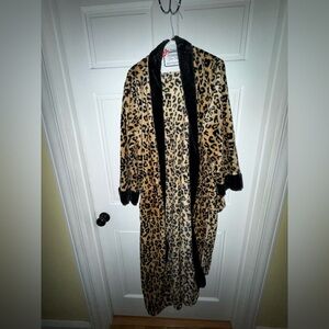 Elegant Leopard Print Robe with Black Accents